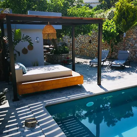 Spacious Maistrali Villa, Private Pool & Garden Villa